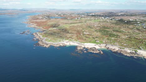 Filmische-Drohnenaufnahmen-In-Ballyconneely,-Weitschwenk-Luftaufnahmen-Vom-Korallenstrand