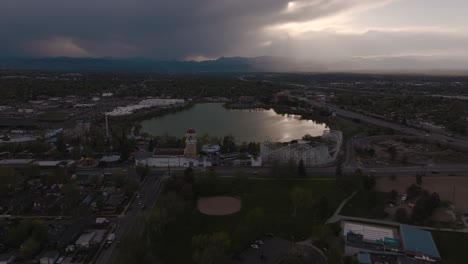 Breite-Luftaufnahmen-Von-Lakewood-Und-Den-Bergen-Bei-Sonnenuntergang