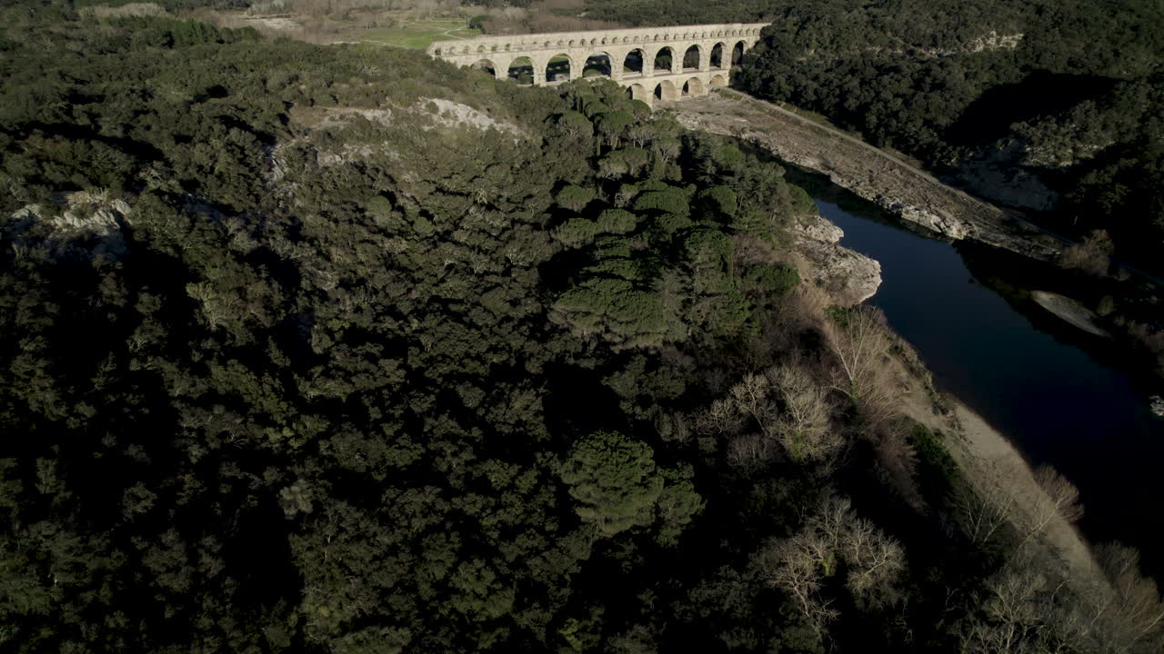 volando sobre el puente romano, pont du gard, cerca de nimes, sur de francia