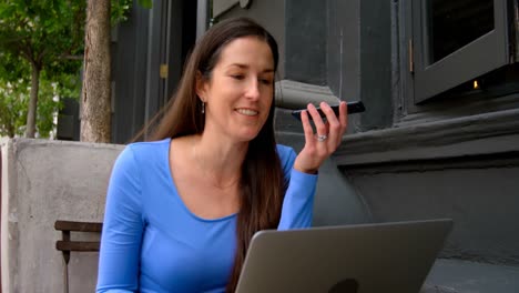 Hermosa-Mujer-Sonriente-Hablando-Por-Teléfono-Móvil-En-Un-Café-Al-Aire-Libre-4k