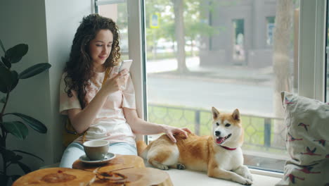 woman with dog in a cafe