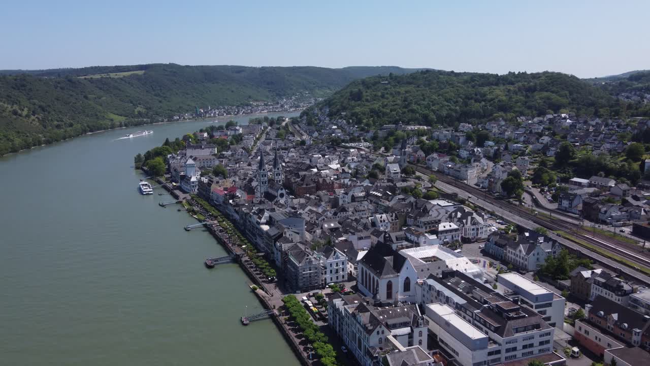 독일의 역사적인 도시 파르트 (boppard) 를 날아다니며 라인 강을 따라