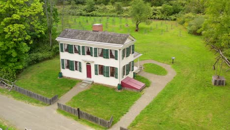 Un-Drone-Impulsa-La-Restauración-Histórica-De-La-Casa-De-Isaac-Hale-En-Susquehanna,-Pensilvania.