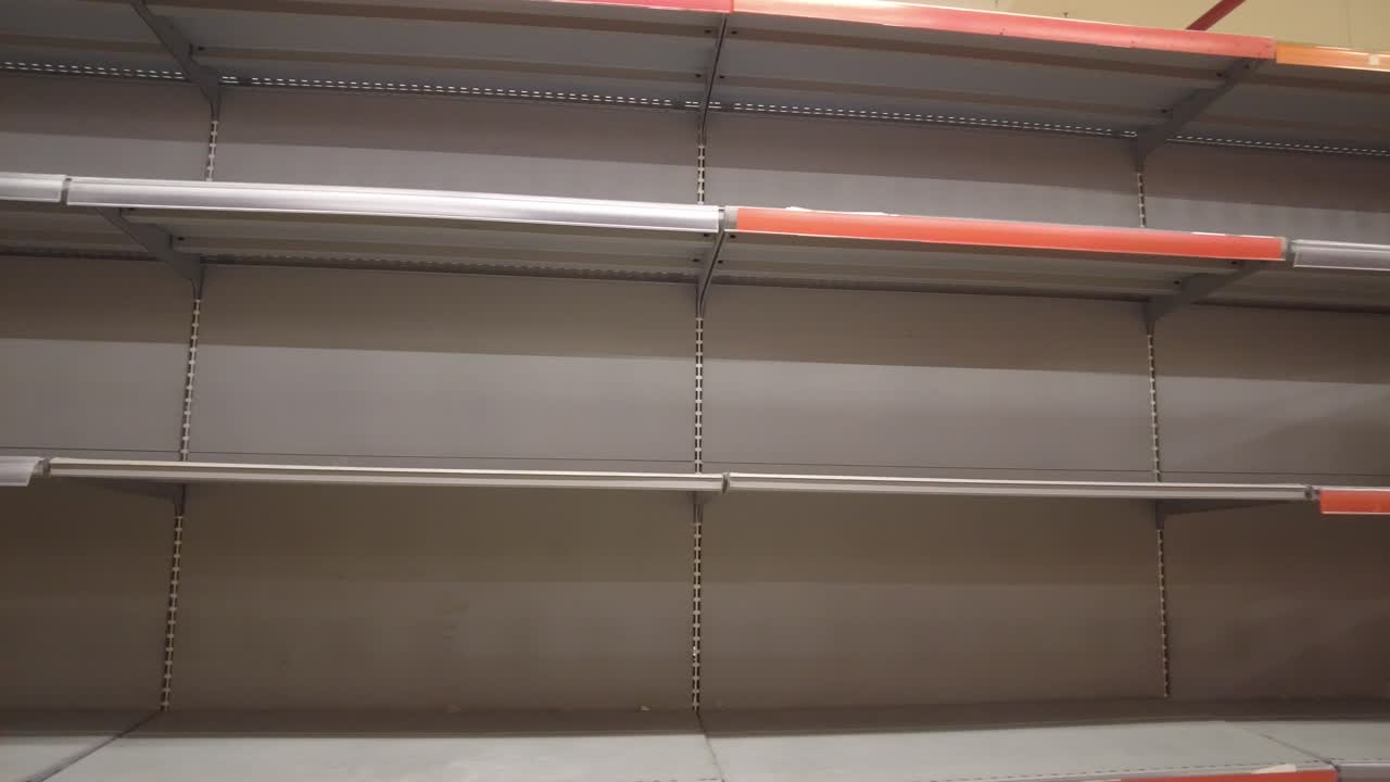 scaffali vuoti dei negozi di alimentari