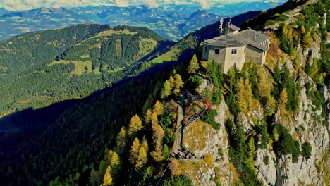 Schwenk-Von-Links-Nach-Rechts,-Der-Den-Ort-Des-Adlernests-In-Deutschland-Einfängt,-Ein-Gebäude-Auf-Der-Spitze-Des-Hügels-Mit-Toller-Aussicht-Auf-Das-Tal-In-Der-Ferne-Hinter-Dem-Gebäude