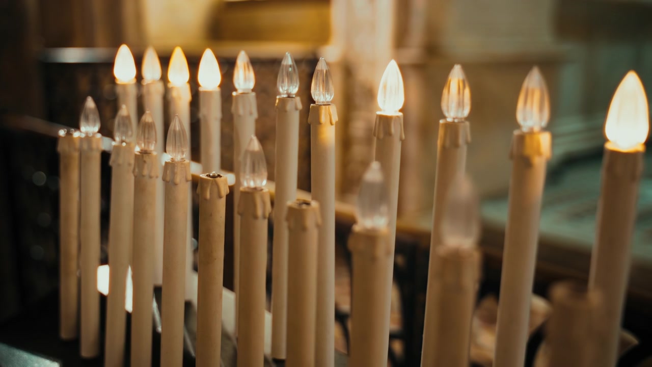 Candele e luci offerte in una chiesa cristiana italiana