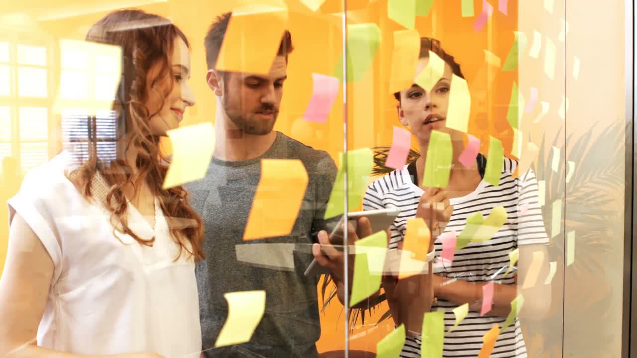 ejecutivos de negocios masculinos y femeninos discutiendo sobre una tableta digital mientras leen notas adhesivas