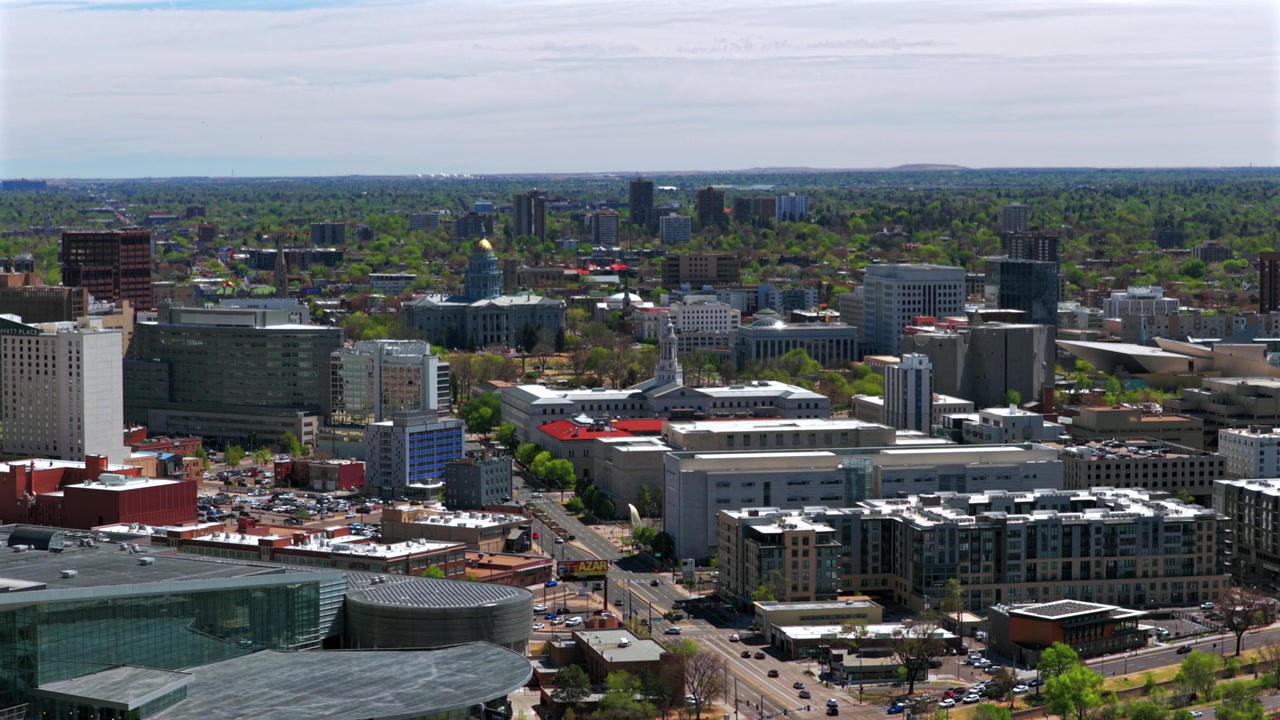 Công viên McNichols Civic Center, các tòa nhà Capitol Hill Liberty Park, khu Downtown Lodo, thành phố Denver Colorado, nhìn từ trên cao bằng máy bay không người lái. Các tòa nhà Capitol, cảnh quan thành phố, buổi sáng mùa xuân nắng đẹp, bầu trời xanh, ô tô, vòng xuyến giao thông bên phải