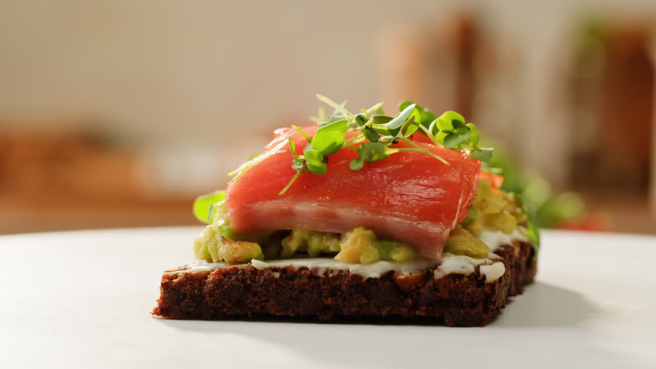 tostadas de salmón y aguacate
