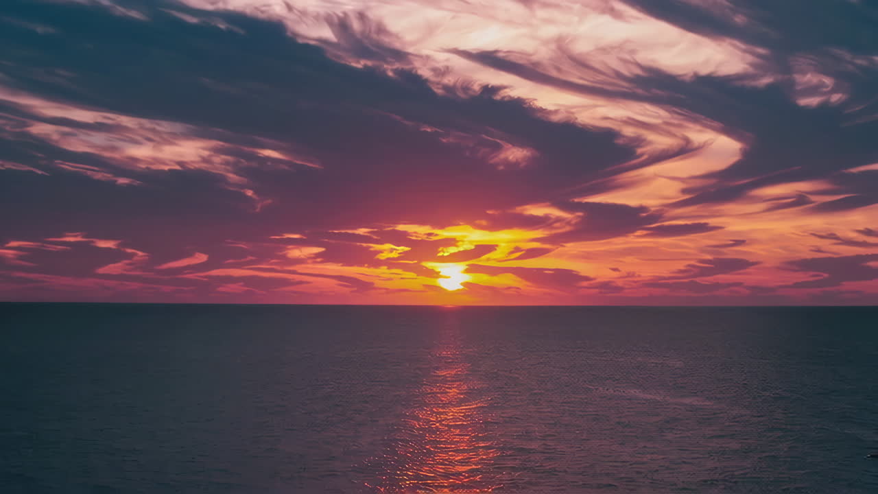 puesta de sol sobre el océano