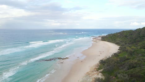 Los-Turistas-Disfrutan-De-Las-Vacaciones-De-Verano-En-La-Playa-De-Arena---Headland-In-Point-Lookout,-Queensland,-Australia