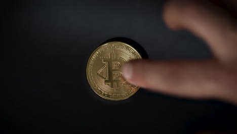 Eine-Nahaufnahme-Des-Goldenen-Bitcoin-Wesens