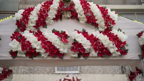 una hermosa escena muestra una casa decorada con decoraciones florales rojas y blancas