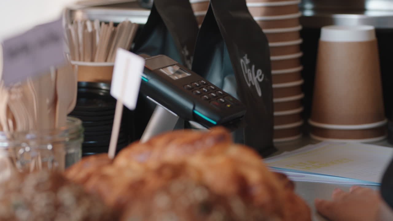 cliente que paga usando un teléfono inteligente que compra café en una cafetería cliente feliz que disfruta del servicio que gasta dinero en un restaurante