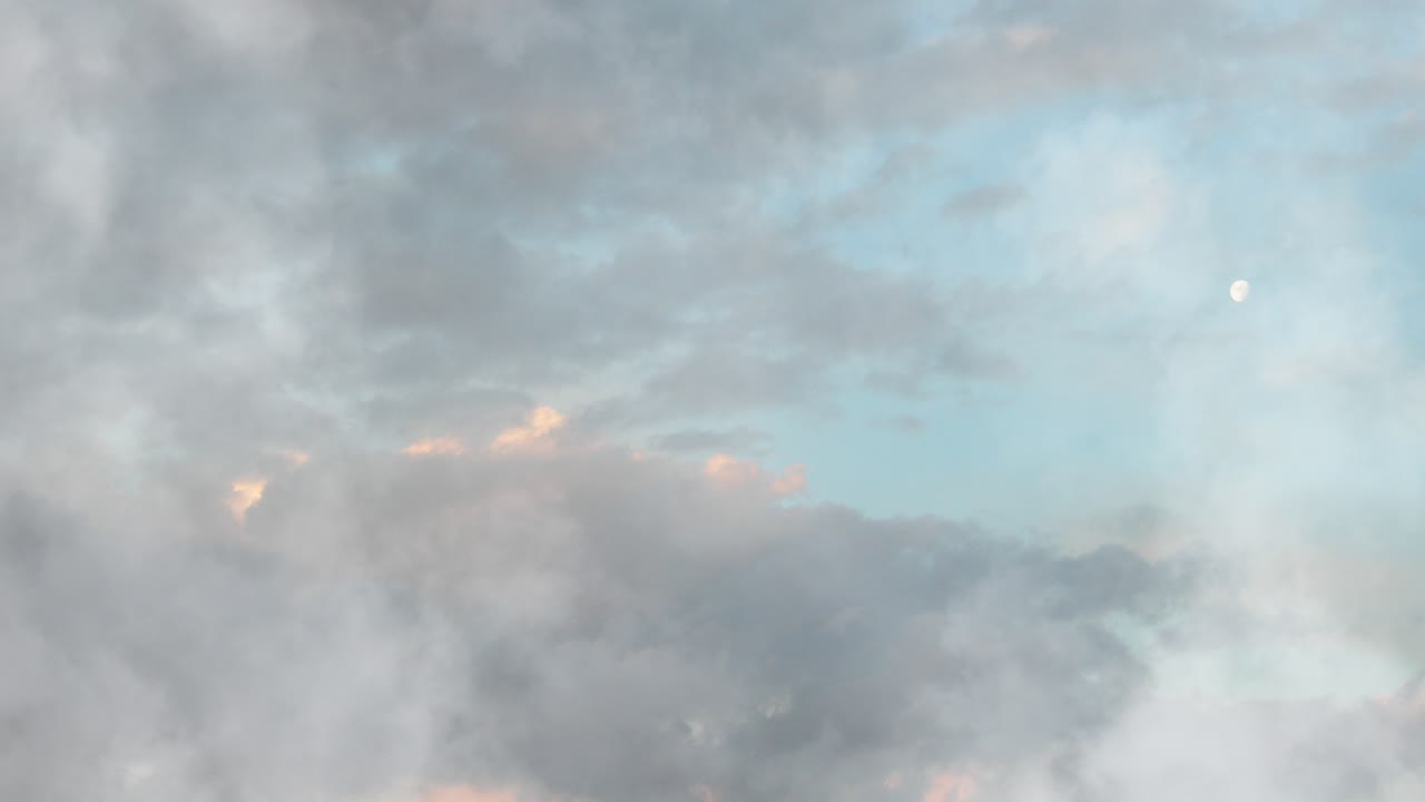 푸른 하늘에 움직이는 흰 구름