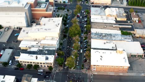 Provo,-Utah---Estados-Unidos---1-De-Julio-De-2020:-Disparo-Aéreo-De-Drones-De-Manifestantes-Pro-Trump-Caminando-En-Medio-De-La-Calle-Central-Después-De-Un-Tiroteo-En-Una-Protesta-De-Vidas-Negras-Importa-El-Día-Anterior