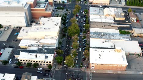 provo, utah - estados unidos - 1 de julio de 2020: disparo aéreo de drones de manifestantes pro trump caminando en medio de la calle central después de un tiroteo en una protesta de vidas negras importa el día anterior