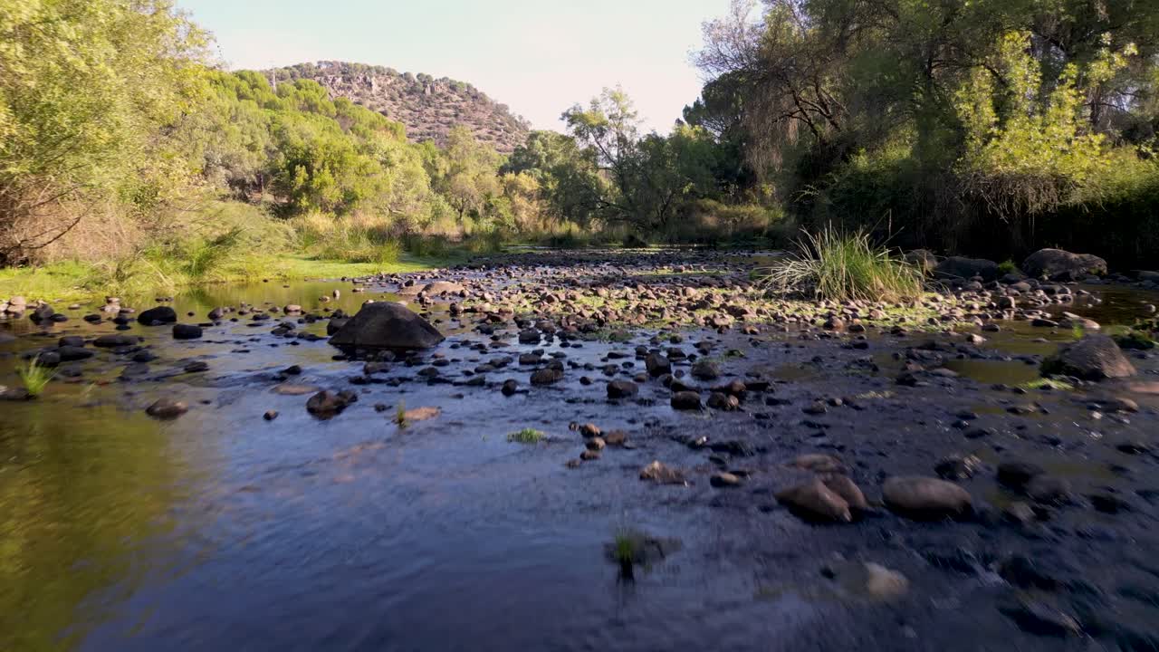 el vuelo sobre el lecho rocoso del río jandula revela la pintoresca reserva natural de la sierra de andujar