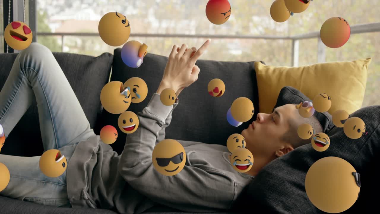 iconos de emoji con un hombre usando un teléfono inteligente en el fondo 4k