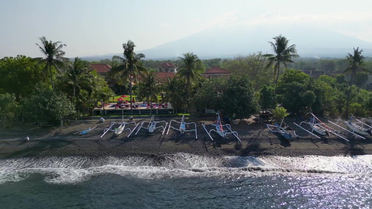 „Zažijte luxus v resortu na Bali.“ Toto video představuje resort na Bali s klidnými plážemi, bujnou krajinou, elegantními vilami a prvotřídním vybavením – ideální pro cestovatele hledající únik do ráje.