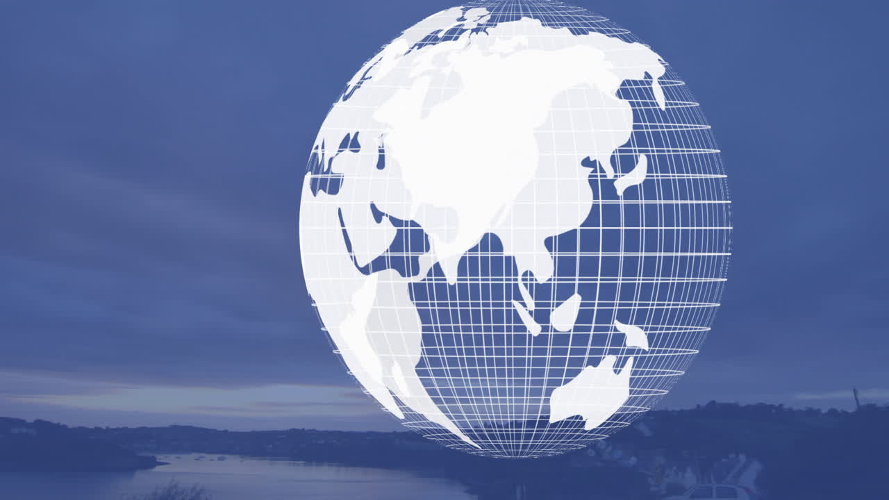 해가 지는 동안 해안 풍경 위에 회전하는 지구 애니메이션