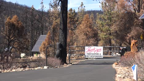 Un-Cartel-Agradece-A-Los-Bomberos-Por-Salvar-La-Propiedad-Durante-El-Destructivo-Incendio-De-Caldor-Cerca-Del-Lago-Tahoe,-California