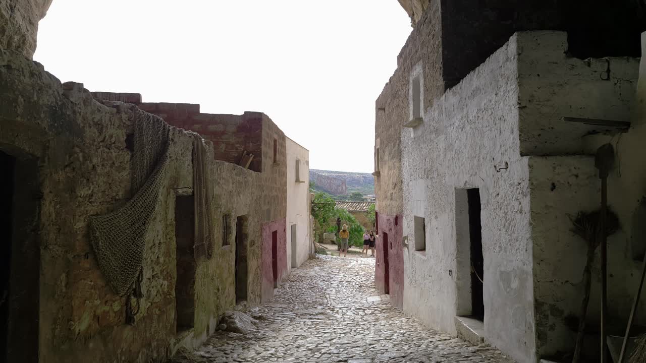 Ripresa in tilt-up dell'ingresso paleolitico di una caverna nel borgo rurale di Grotta Mangiapane in Sicilia, Italia.