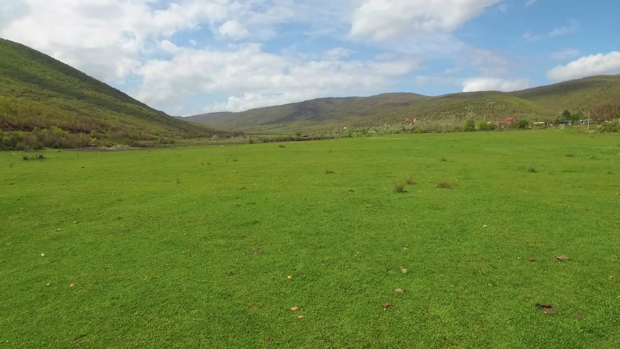 drone volador de bajo nivel en campo. 50 fps