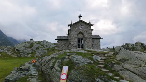 Santuario-De-Madonna-Della-Pace-Cerca-De-Alpe-Prabello-En-Lanzada,-Sondrio,-Italia