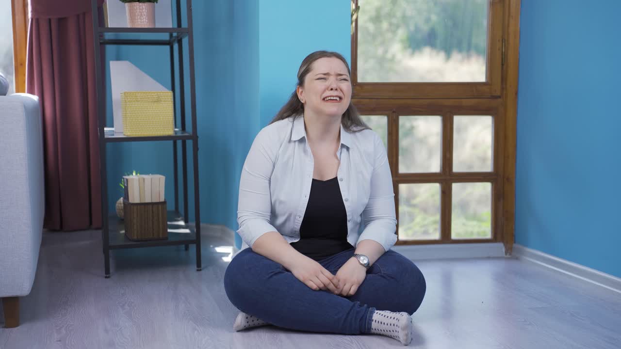 비명을 지르는 젊은 여성은 울고 있습니다. 히스테릭.