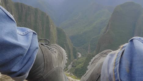 toma en cámara lenta de zapatos para caminatas y una vista de bosques y montañas