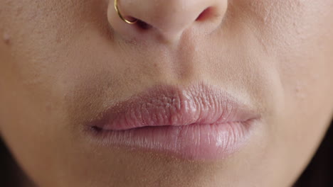 cerrar la boca de la mujer mordiendo el labio mujer nerviosa usando un anillo en la nariz