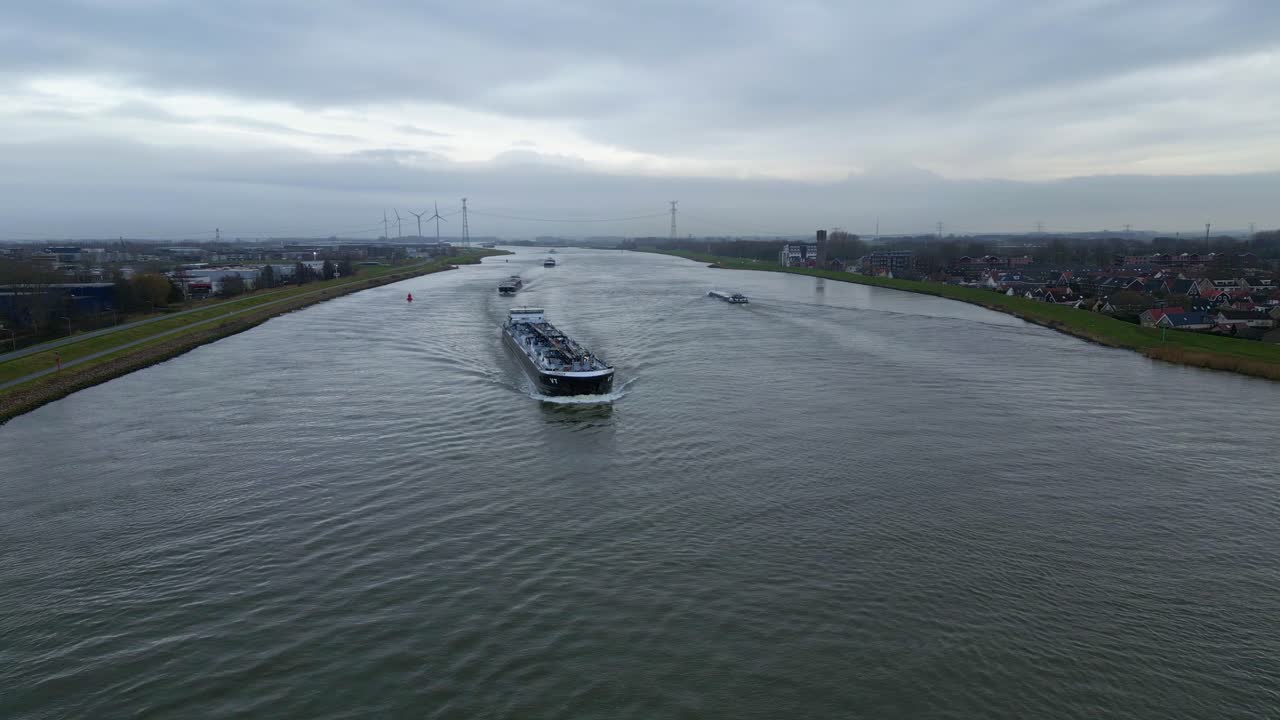 dordrecht 화물 수로 vlaardingen을 따라 이동하는 컨테이너 선박의 공중 전망