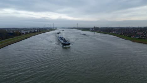 Luftaufnahme-Eines-Containerschiffs-Auf-Seinem-Weg-Entlang-Des-Dordrecht-Frachtkanals-Vlaardingen