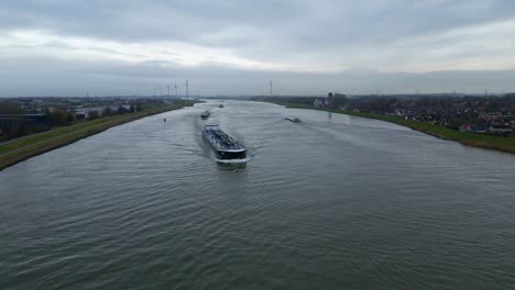 dordrecht 화물 수로 vlaardingen을 따라 이동하는 컨테이너 선박의 공중 전망