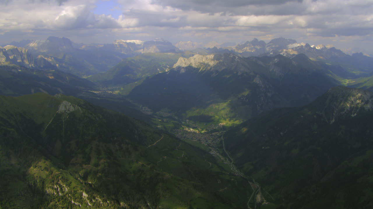 pintoresco paisaje montañoso en los alpes orientales de austria, desde el aire