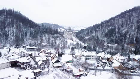 Schloss-Kleie-In-Schnee-Gekleidet,-Die-Legendäre-Landschaft-Von-Dracula