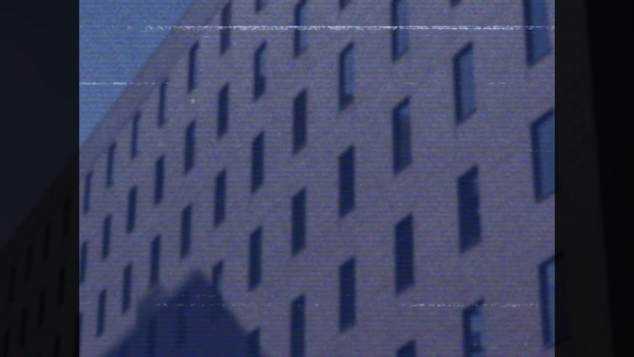 Animazione di un effetto glitch su una vista di un edificio alto.