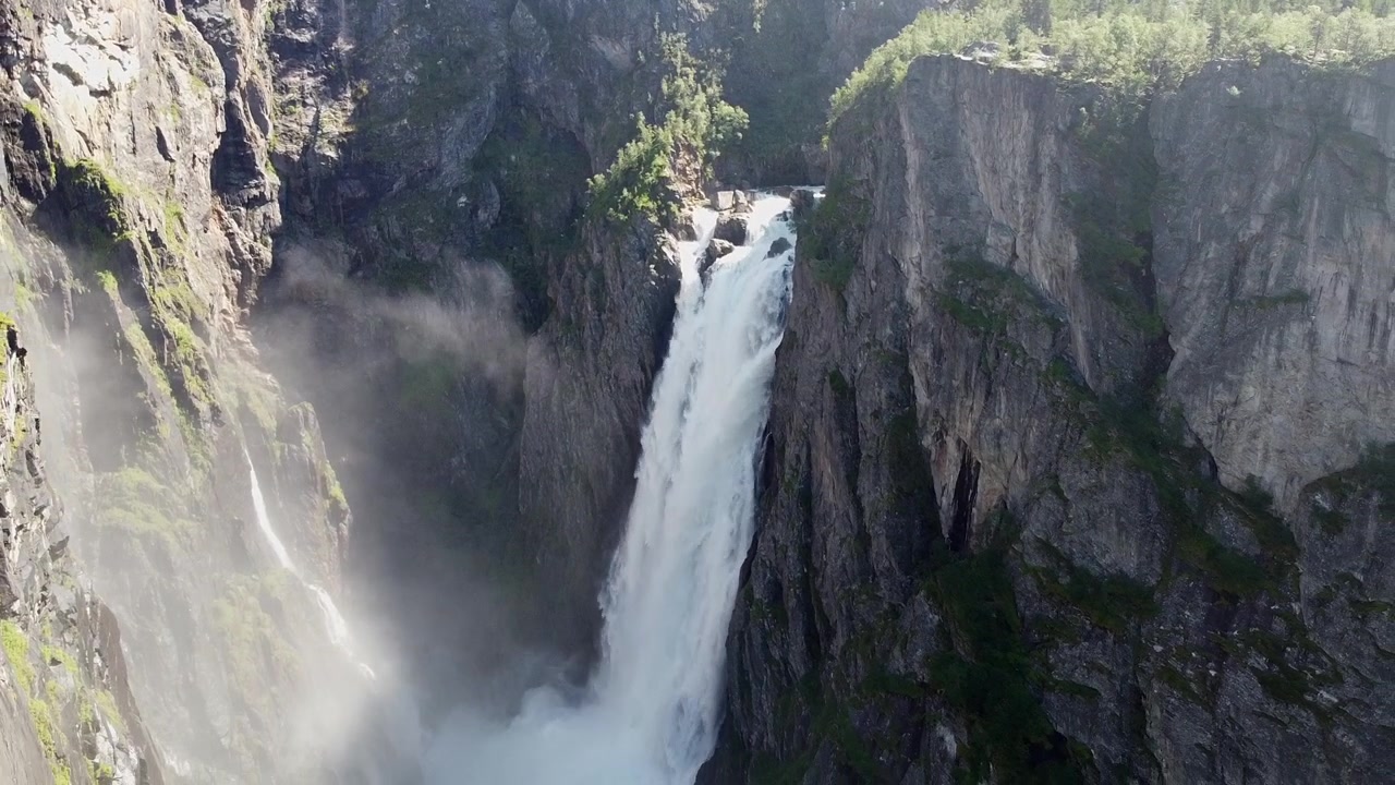 Odhalení úžasného vodopádu Vøringsfossen v Hardangeru, Norsko