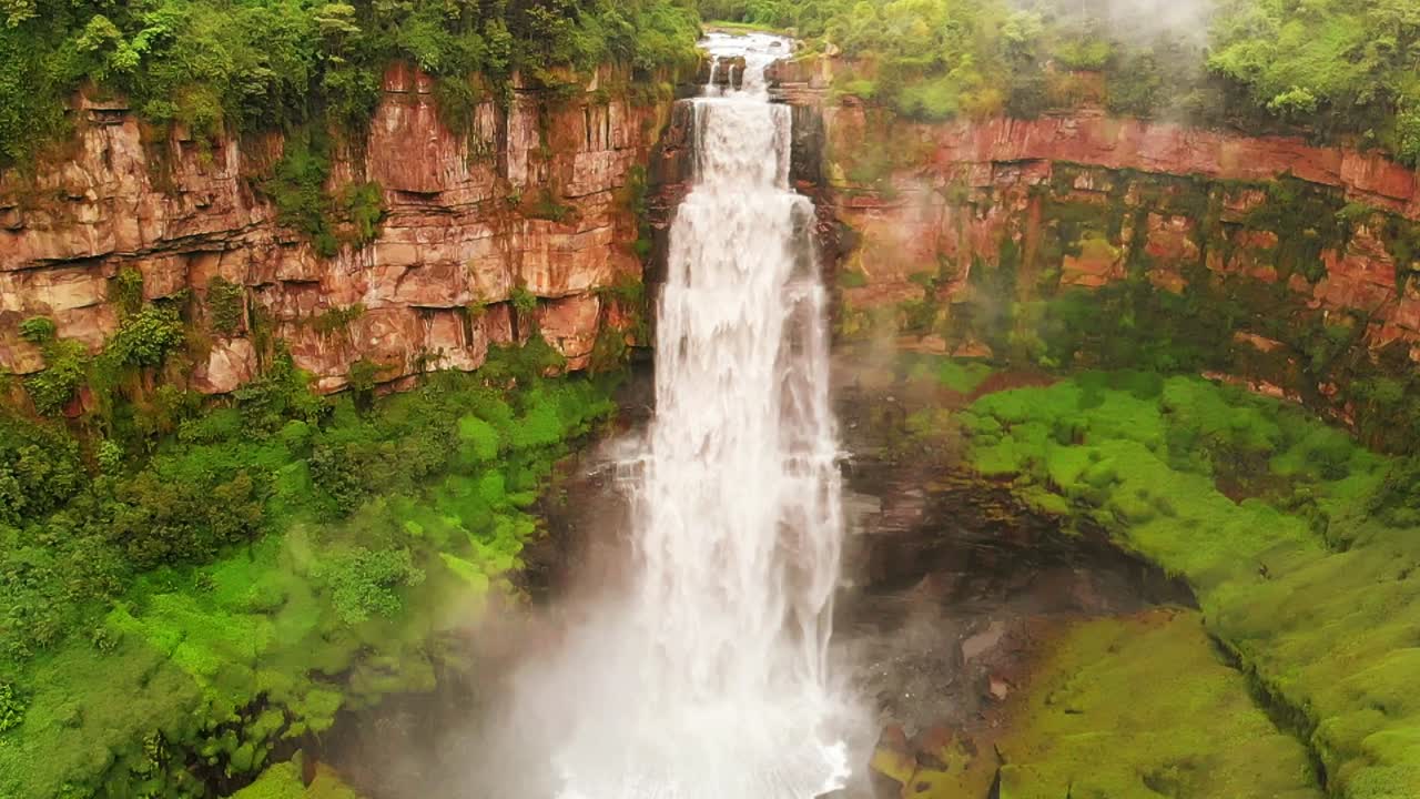 video aereo con drone cascada de tequendama colombia