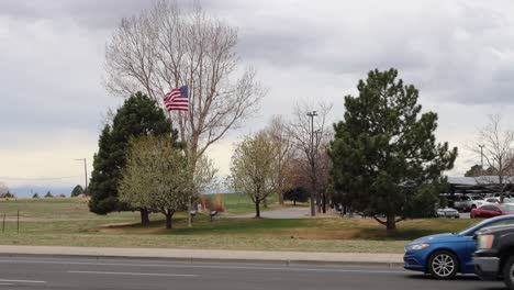 Amerikanische-Flagge-Weht-Im-Extremen-Windverkehr,-Der-Bäume-Weht