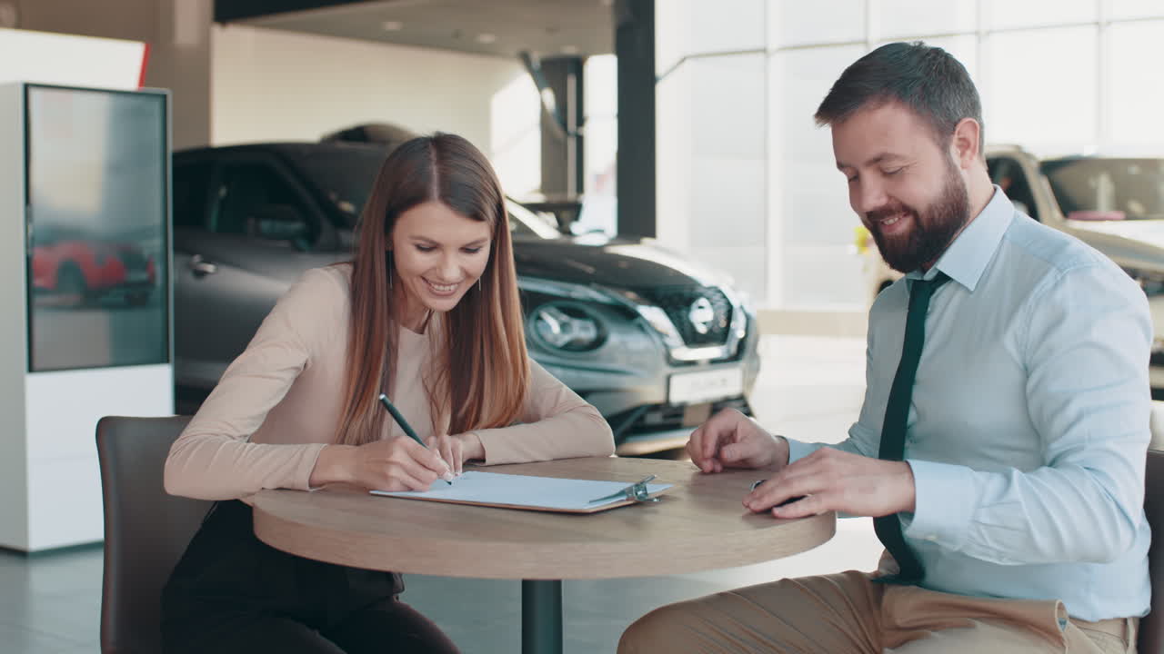 firma de la compra de automóviles y intercambio de llaves