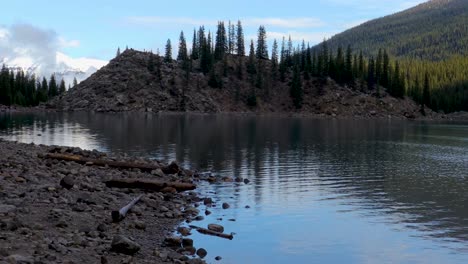 vista de la costa norte del lago moraine en las montañas rocosas