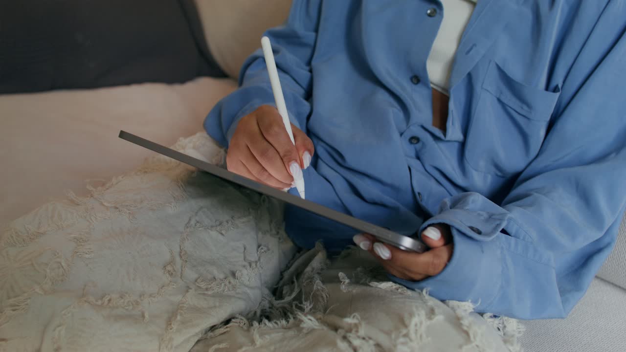 mujer dibujando en una tableta digital
