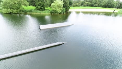 toma de aviones no tripulados de saltos y obstáculos en un parque de deportes acuáticos para esquí acuático y wakeboard