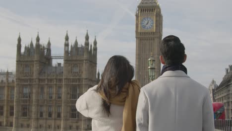 Joven-Pareja-Asiática-De-Vacaciones-Posando-Para-Selfie-Frente-A-Las-Casas-Del-Parlamento-En-Londres,-Reino-Unido-4