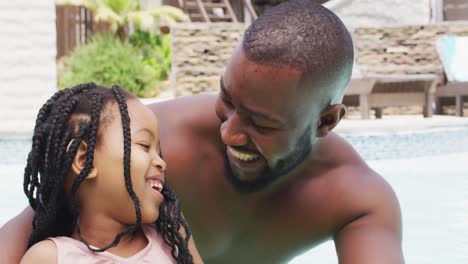 Retrato-De-Un-Feliz-Padre-E-Hija-Afroamericanos-Divirtiéndose-En-La-Piscina