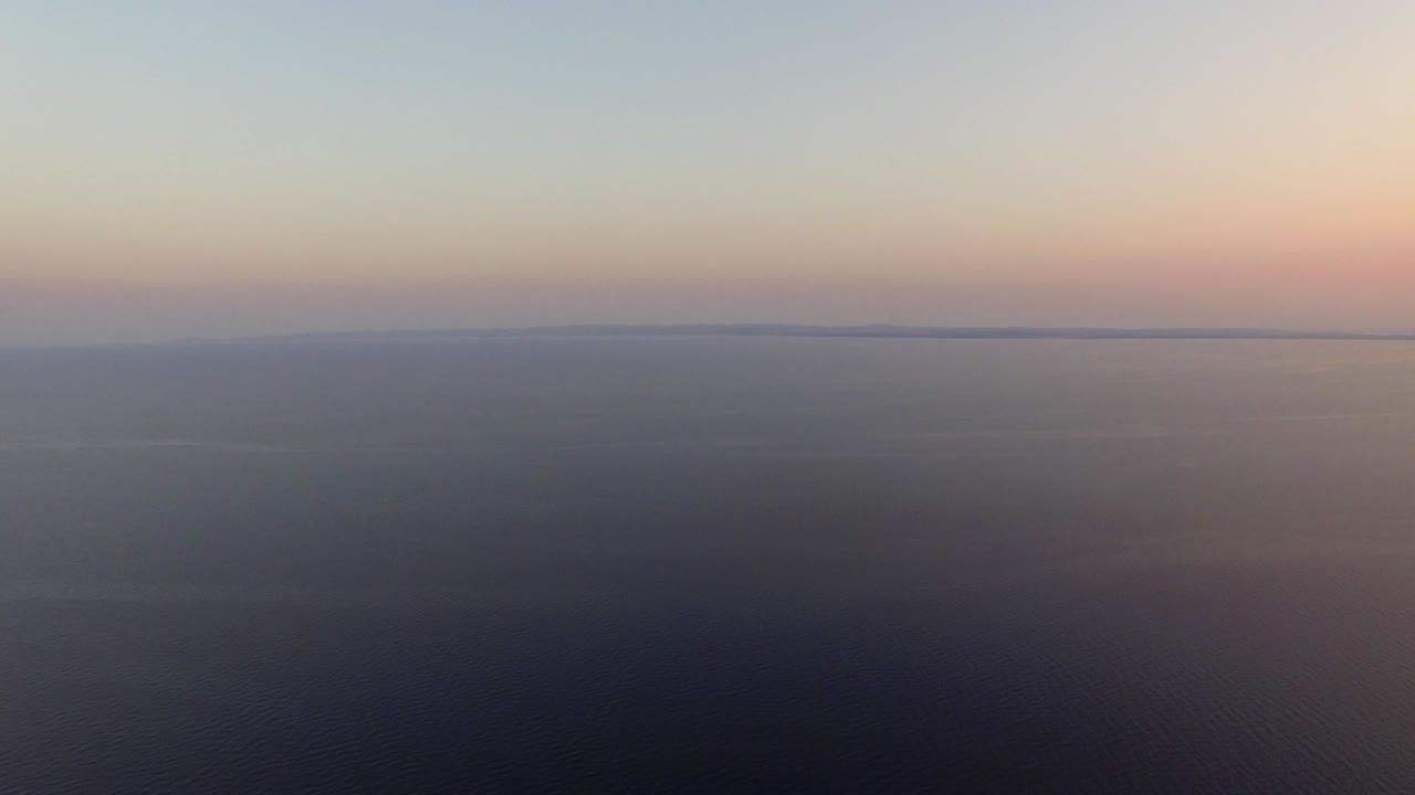 해가 지는 동안 광활 한 바다 와 함께 공중 의 물 풍경