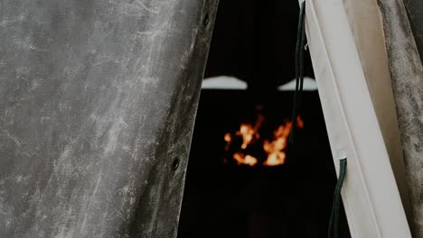 Vista-Del-Fuego-De-Leña-Ardiendo-Desde-La-Entrada-De-Tipi,-Tiro-De-Carro