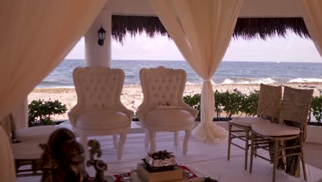 sillas con vista al mar antes de una ceremonia de boda